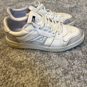 Vita sneakers från Axel Arigato - Använda men ändå väldigt fint skick