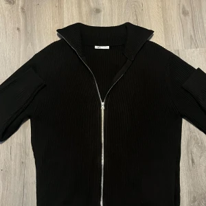 Brun/svart ribbad tröja från Zara - Säljer en brun/svart ribbad tröja från Zara i mycket bra skick. Använt ett fåtal gånger liter stor i storlek
