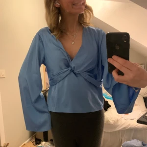 Gina tricot blus strl 44 - Gina tricot satin blus strl 44 men sitter oversize på mig som brukar ha S