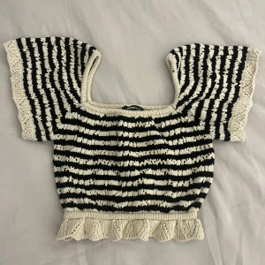 Croppad topp - Croppad topp som går att bära över axlarna men även som en off shoulder.