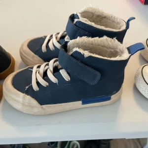 Vinterskor barn - Fodrade skor blåa, använd knappt en säsong - 27 för 50 kr  Regnstövlar gröna - 25 för 30 kr   Vinterkängor- 26 för 50 kr 