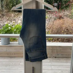 Säljer ett par snygga blå jeans från J.Lindeberg. De har en klassisk femficksdesign och en ljus tvätt som ger en avslappnad look. Perfekta för både vardag och fest! 🕺storlek 28/32 skick 10/10 aldrig använda ny pris 1599kr