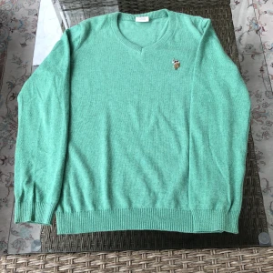 Us.polo assn tröja - Säljer min Us.polo assn tröja för den passar inte mig längre. Kommer i 10/10 skick.