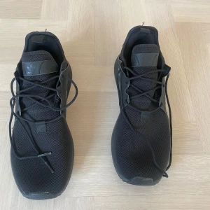 Adidas skor strl 44 - Hej! Jag säljer dessa fina Adidas skor inköpt hos Intersport förra året. Dock är de för stora för mig, därav har jag beslutat för att sälja dem. Nypris cirka 1299. Mitt pris: 599 kr. Skorna har använts max 3 gånger, inga skador - de är (nästan) nya.