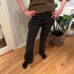 Svarta jeans  - Jag säljer de här svarta jeansen som jag köpte på Plick. 