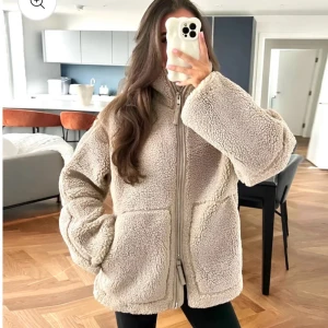 Teddy jacka  - Säljer min Teddy jacka. Ser ut som den från H&M skulle säga att den är ljus beige. Den är helt ny och endast testad. Pris kan diskuteras!!