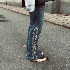 Jeans med snörning  - Second Chance Uf. Så coola jeans med snörning nedtill!😍