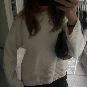 Stickad tröja från & other stories  - Vit stickad tröja från & other stories! Använd men i bra skick❣️ storlek L men kort i modellen så sitter perfekt oversized på mig som har S.
