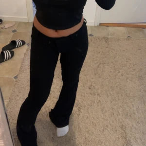 Lågmidjade kostymbyxor - Säljer mina lågmidjade bothcut kostymbyxor som jag beställde från vero Moda, säljs på grund av att jag inte gillar lågmidjade och trodde de va mid waist❤️dom va lite högre innan men jag sydde om de så de blev lägre, ifall sömnen spräcks kan man alltid sy och fixa de, inga svårigheter❤️ storlekar 32 ordinarie pris va 600, priset kan diskuteras vid snabb affär. 