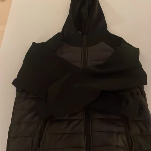 Svart cardigan  - Säljer en svart cardigan från viellas.com den är för stor för mig och har bara andvänt den när jag skulle testa. Det är i storlek 170 cm och är sprillans ny. Skriv vid frågor eller köp 