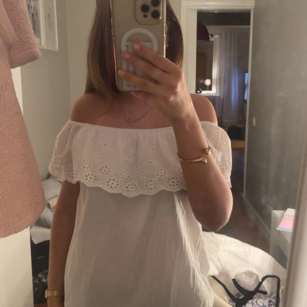 jätte söt och somrig blus som inte kommer till användning! Off shoulder med blommor! 🤍. Blusar.