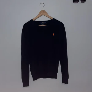 Svart Ralph Lauren tröja - Storleken är S och passformen är slimfit, nypris 1595 men mitt pris går att förhandla vid snabbt köp. Finns inga defekter, tveka inte om att höra av dig vid funderingar