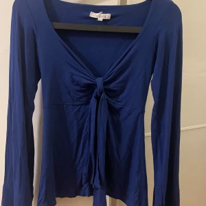 Maddy blouse - mörkblå  - Mörkblå tröja/blus från design by si. Använts vid 3 tillfällen. Kom privat för fler bilder❤️