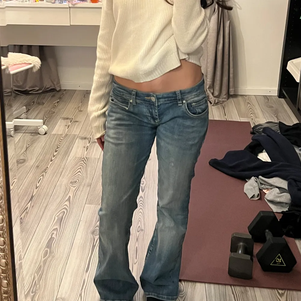 Säljer ett par jätte snygga lågmidjade bootcut jeans från Ltb i modellen Roxy! Den är i storlek W27/L30 och är i väldigt bra skick. Har sytt jeansen vid låren pga att de va för stora, men går att sprätta ut. Midjemått: ca 38cm, Innerbenslängd: 74cm.💗. Jeans & Byxor.