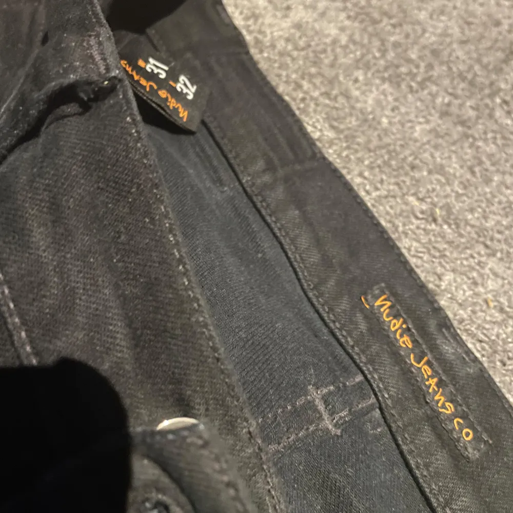 Säljer nu ett par riktigt snygga slim jeans från Nudie. Storlek 31/32 och bra skick. Tveka inte att höra av dig vid frågor eller för fler bilder🤝. Jeans & Byxor.