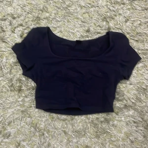 Svart croppad topp från Shein - Säljer en svart croppad topp från Shein i storlek S. Toppen har en enkel och stilren design med korta ärmar och en rund halsringning. Perfekt för sommardagar eller att matcha med en högmidjad kjol eller jeans.