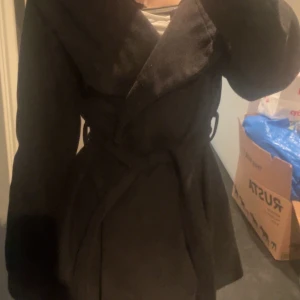 svart kappa - En svart kappa från kapphal, storlek S funkar även i M