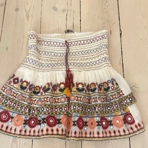 Zara kjol - En jätte fin kjol från zara som inte säljs längre säljer pågrund av att jag inte använder den. Väldigt bra skick💕lånade bilder, pris går att diskutera💕