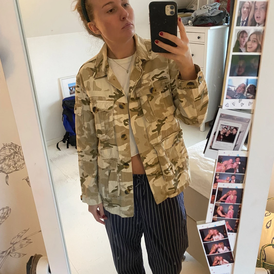 Beige camouflagejacka från Bershka