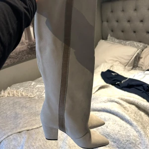 Beige stövlar med klack - Säljer ett par super snygga beigea stövlar från Twist and Tango. Aldrig använda!!