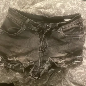 Y2k jeansshorts - Från temu  Storlek M Jättesköna å skönt material  Använda få gånger 