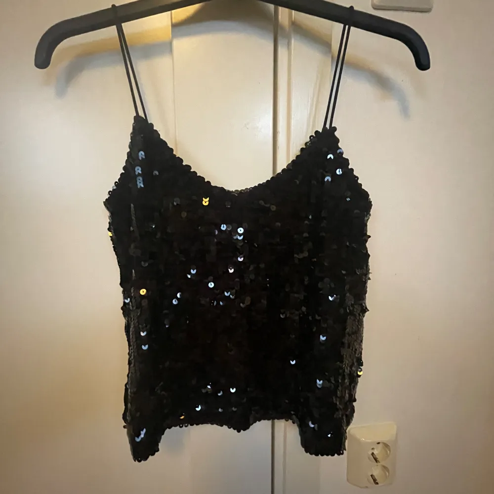 Säljer nu min fina glittertopp då den tyvärr har blivit för liten ❤️gammal model så finns ej att köpa i butik, skriv om ni har frågor ☺️. Toppar.