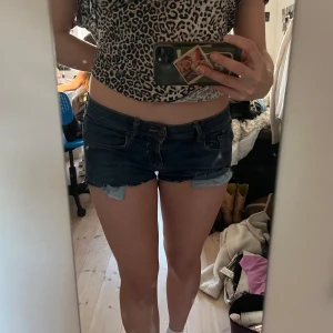 Jeans shorts  - Så fina lågmidjade shorts. Love love love men säljer då jag tyvärr inte använder dem så mycket. 
