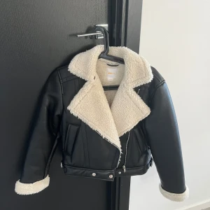 Gina jacka - Säljer min jätte fina jacka ifrån Gina Young som inte riktigt kommer till användning, den är i storlek 134-140 men passar 146-152