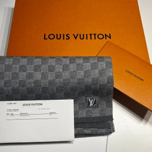 Louis Vuitton halsduk - Äkta Louis Vuitton halsduk | Använd ett fåtal gånger, inga defekter eller fläckar, som ny | All OG medföljes vid köp | Kvitto finns för äktehetsbevis | Nypris: 5000, mitt pris: 3499 | Skriv vid fler frågor eller funderingar 🙌🏼