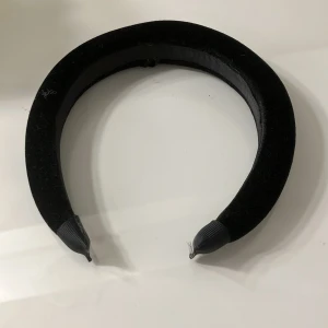 Svart sammet diadem - Säljer ett snyggt svart diadem i sammet. Det är tjockt och ger en elegant look, perfekt för både vardag och fest. Passar de flesta huvudstorlekar och sitter bekvämt hela dagen. Endast testad men är inget jag använder. Köpt för 50-100 kommer inte ihåg och säljer för 25! Pris kan alltid diskuteras. 