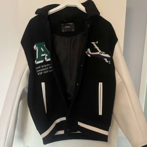 Axel Arigato varsity jacket  - Väldigt fint skick, knappt använd. Ärmarna är i fuskläder. Nypris 3000kr