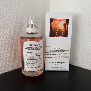 Parfym från Maison Margiela - Säljer en flaska av Maison Margielas 'on a date' parfym. Den har en stilren design med en genomskinlig flaska och en etikett som ger en vintagekänsla. Doften är inspirerad av Provence 2014 och beskrivs som en mix av blommiga och fruktiga toner. Flaskan rymmer 100 ml och är perfekt för den som älskar unika och minnesvärda dofter.