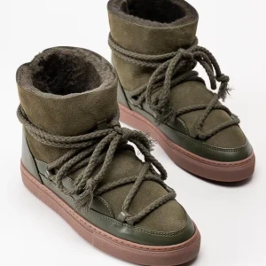 Gröna inukki - Säljer ett par gröna inukki i mocka med mysigt foder. Storlek 37, väldigt fint skick 🩷