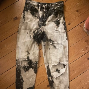 Blekta jeans  - Säljer ett par unika hemmablekta jeans med hål. Perfekta för en punkig och alternativ look 🖤
