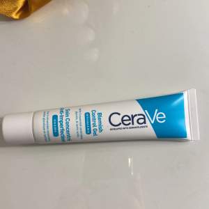 Säljer denna cerave blemish control gel💗 Produkten är knappt använt och har i princip hela innehållet kvar🩷 Öppningen har aldrig nuddat min hud!