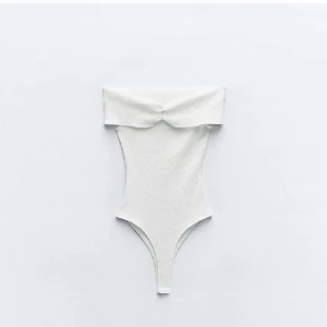 Vit offshoulder body  - Helt ny zara body med lapp kvar🤍 Såå fin & tror ej den säljs längre :)) 