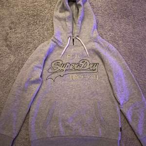 Extremt snygg, stilren och fräsch Superdry hoodie - Storlek: Barnstorlek 40 (Sitter typ som XS) - Skick: 9/10 - Nypris: ≈ 1500kr - Mitt pris: 599kr - DM för frågor & funderingar. 🧨