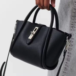 Gina väska - Snygg svart handväska i skinn med stilrena silverdetaljer. Perfekt för både vardag och fest! Använd en gång visa delat är även inplastade.