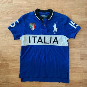 Ralph Lauren Italia Polo / Pike - !skicka bud för snabb affär! Fet Ralph Lauren italia piké, sedd på chiefkeef och sematary. Storlek M, säljer billigt. Bra skick utan hål. Skriv om ni undrar någonting 📲