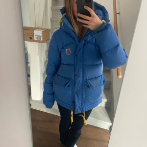 Fjällräven expedition down lite jacket - Storlek xs, använd ca 2 vintrar, varsamt använd. Enda defekten är aningen missfärgning vid fickor, inget man ser tydligt. Bifogat bild. Kan gå ner lite i pris vid snabb affär! Extremt skön jacka till vintern!