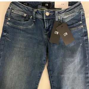 Lågmidjade bootcutjeans från LTB i modellen Valerie. Aldrig använda, men lapparna är av pga tvätt. Storlek w27 l32. Säljer pga att de var för stora för mig.