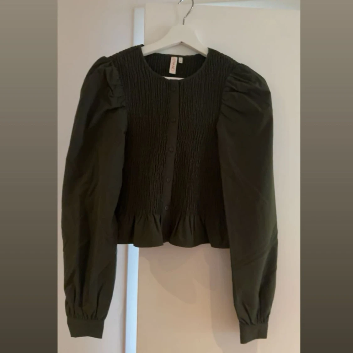 Jättefin olivgrön topp från Only