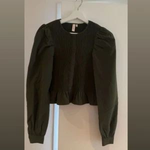 Jättefin olivgrön topp från Only - Säljer nu min helt oanvända topp från Only då den inte kommer till användning. 💚