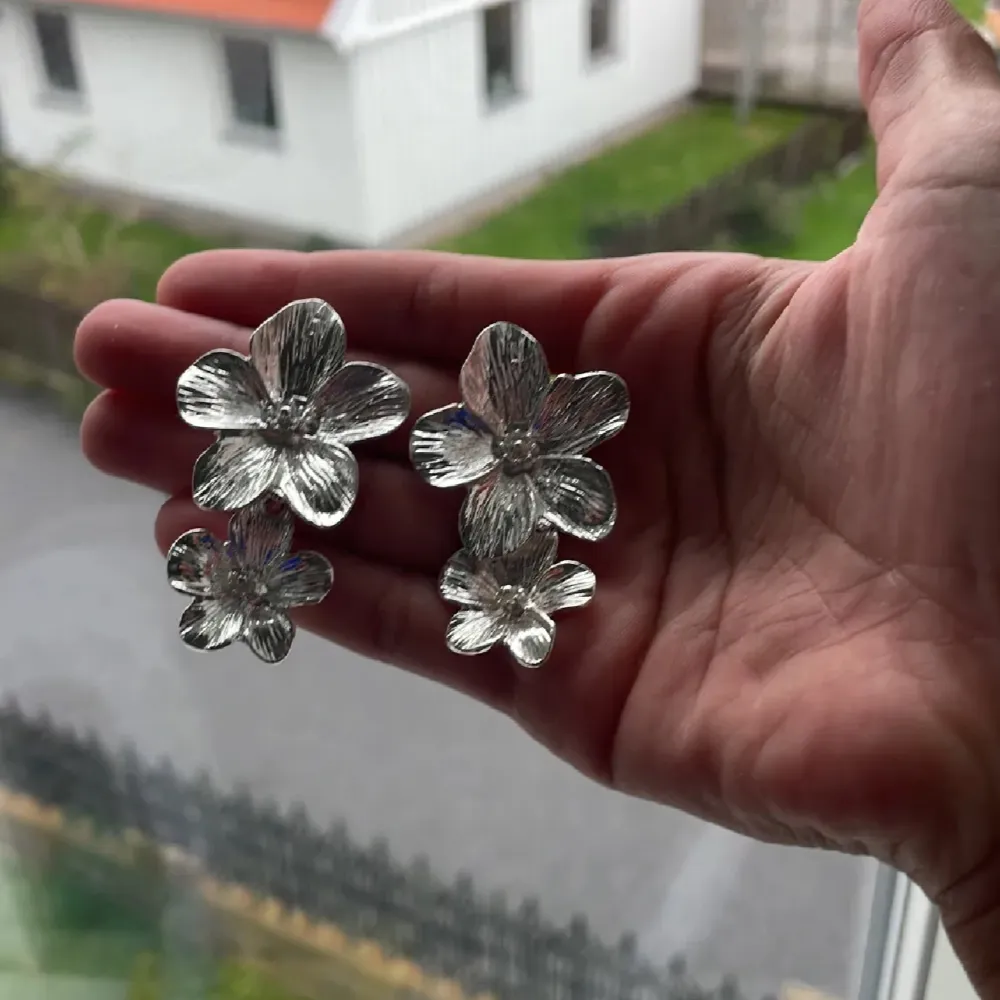 Snygga silvriga örhängen i form av blommor. De har en fin glans och är lätta att bära hela dagen. Helt nya och aldrig använda! ❤️. Asusteet.