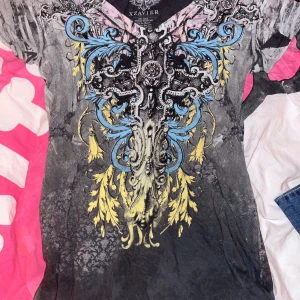 affliction tröja - inte affliction men den är ascool och snygg