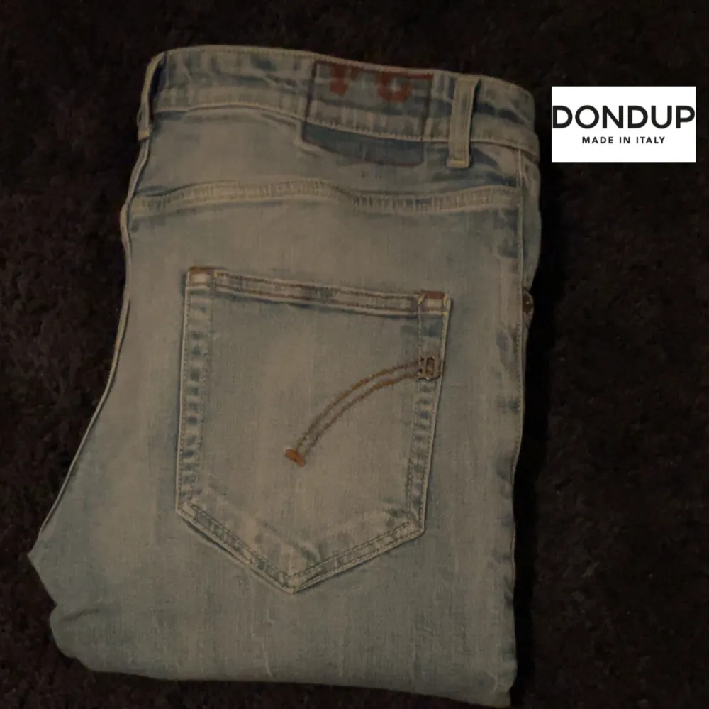 Dondup jeans! Dem trendigaste jeansen på marknaden. Skick: Mycket fint 🌟| Stl 34 | Nypris: 4000 kr Vårt pris: 799 kr | tveka inte att höra av er vid minsta lilla fråga eller fundering!. Jeans & Byxor.