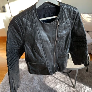 Asos petite äkta skinnjacka, som ny - • Jacka i mjuk skinn som var använd max.2 gånger. Ingenting att anmärka på.•Köpte för 1500-1800 kr.  • Stängning med dragkedja • Sidofickor med dragkedja 🚫Djurfritt och rökfritt hem