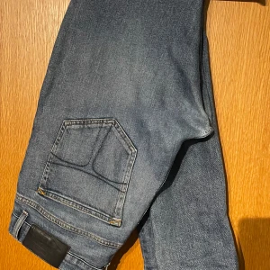 Tiger of Sweden jeans - Säljer ett par blå jeans från Tiger of Sweden i mycket bra skick. Modellen heter Evolve. Säljer för att jag inte tycker att de passar mig så bra.