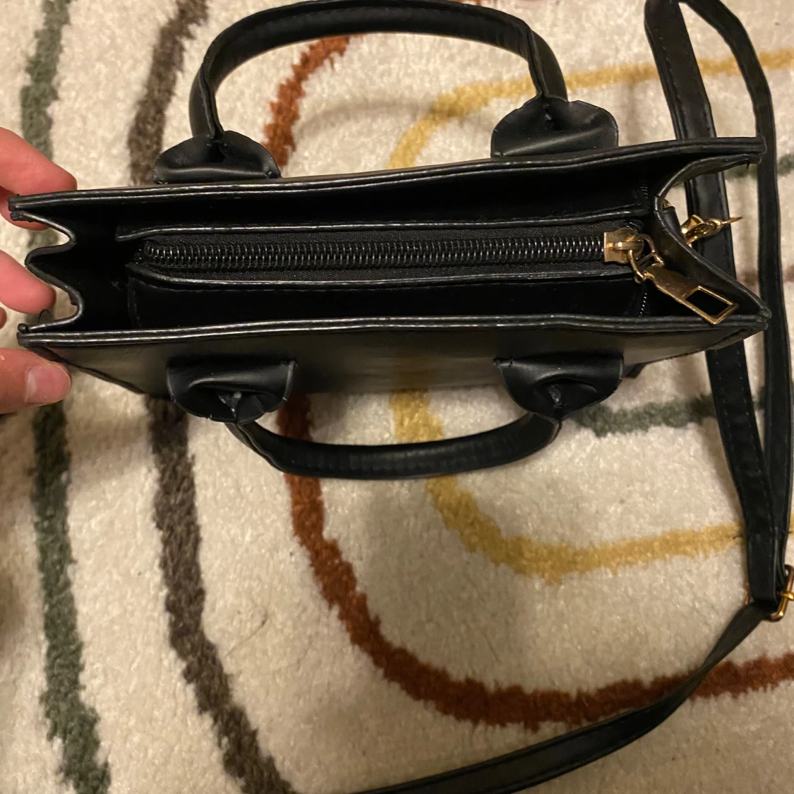 Liten svart axelväska  - 90