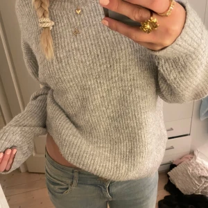 Grå stickad tröja - Grå stickad tröja från H&M❤️ säljer då ja inte använder den så mycket.